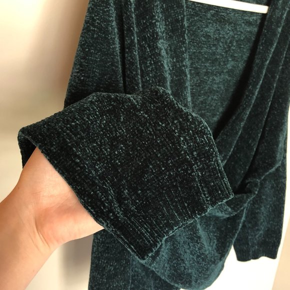 EMERALD CRISS CROSS V NECK KNIT SWEATER - Picture 5 of 8